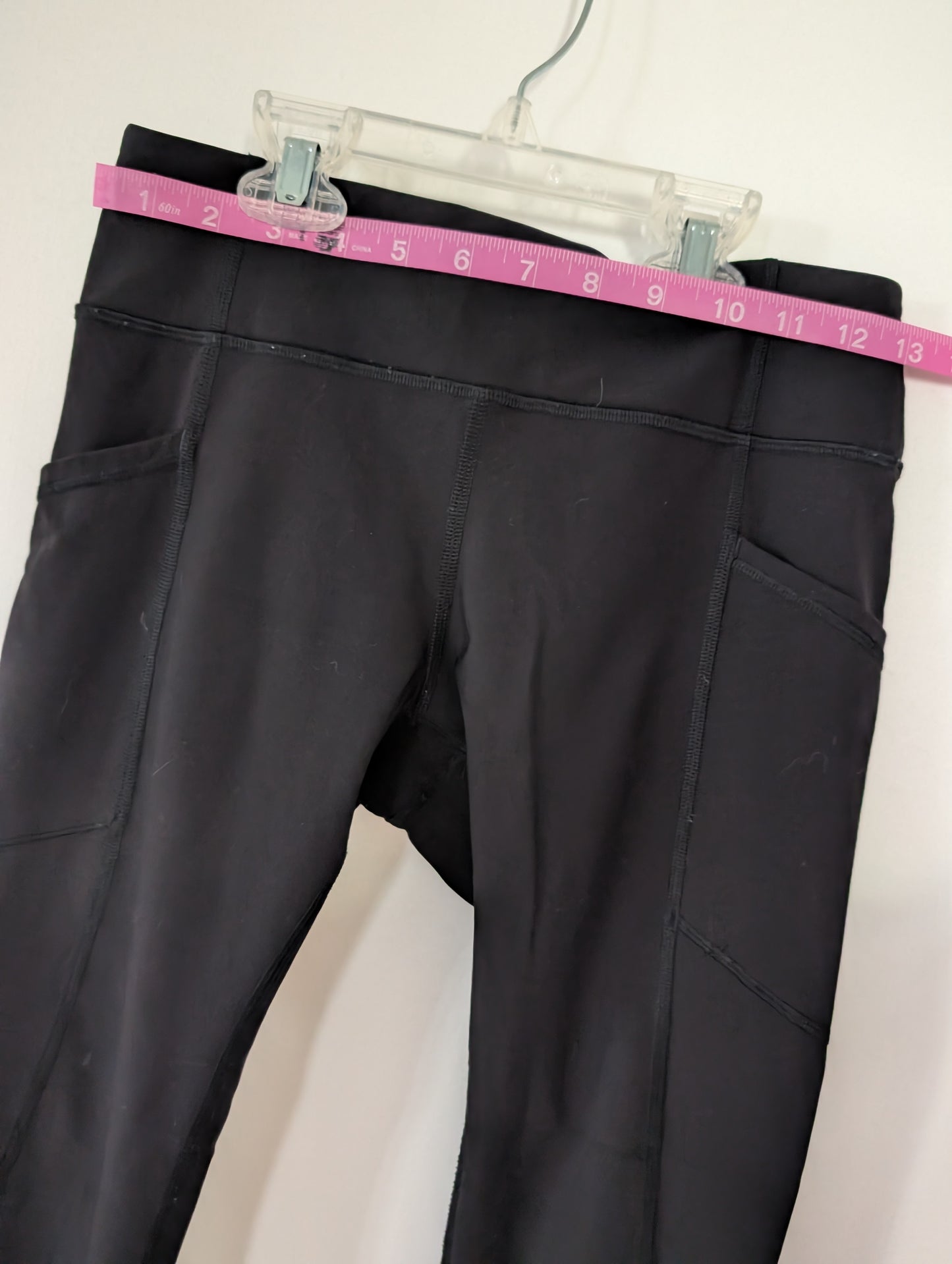 Lululemon Cropped Scalloped Edge Leggings - est sz 4